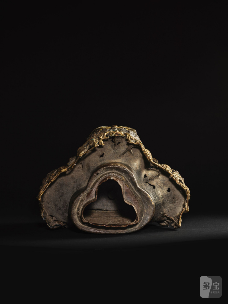 西藏 十五/十六世紀 鎏金銅錘揲三面觀音首 | FRAGMENT DE TÊTE D'AVALOKITESHVARA À TROIS VISAGES EN CUIVRE REPOUSSÉ ET DORÉ - 图12